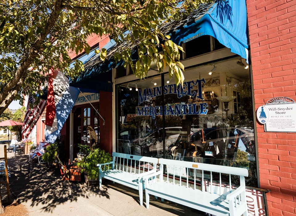 Shopping in Aurora, Oregon - charming main street shops and vintage shopping 
